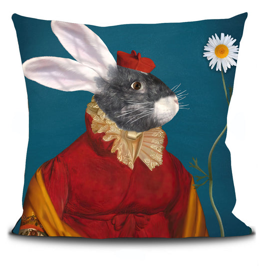 Recto d'une housse de coussin en velours avec un lapin gris grimé d'un vêtement du 18ème siècle. Il regarde une fleur, une marguerite blanche