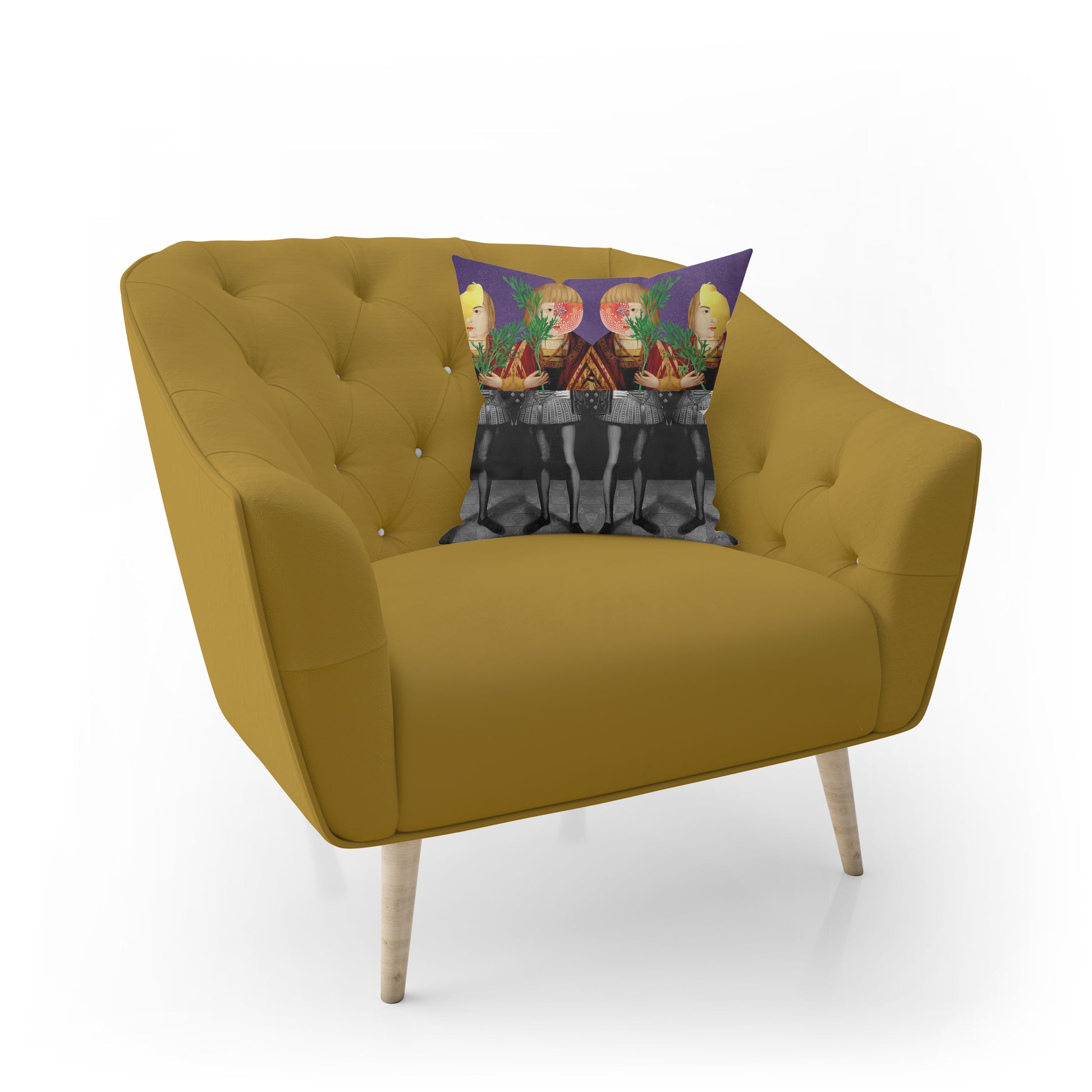 Coussin en velours avec un motif, sur un fauteuil capitonné d'une inspiration année 70 de couleur jaune pale.